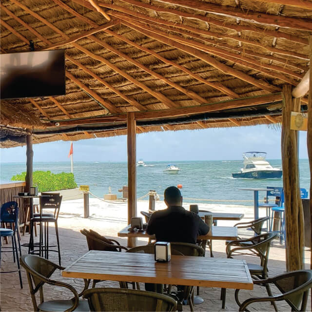 sirenas ra bar customer