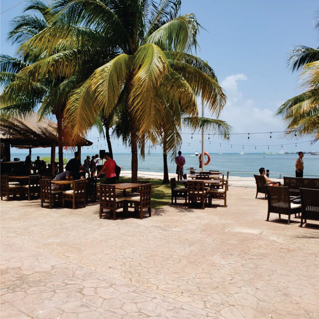 Sirenas Raw Bar Setting